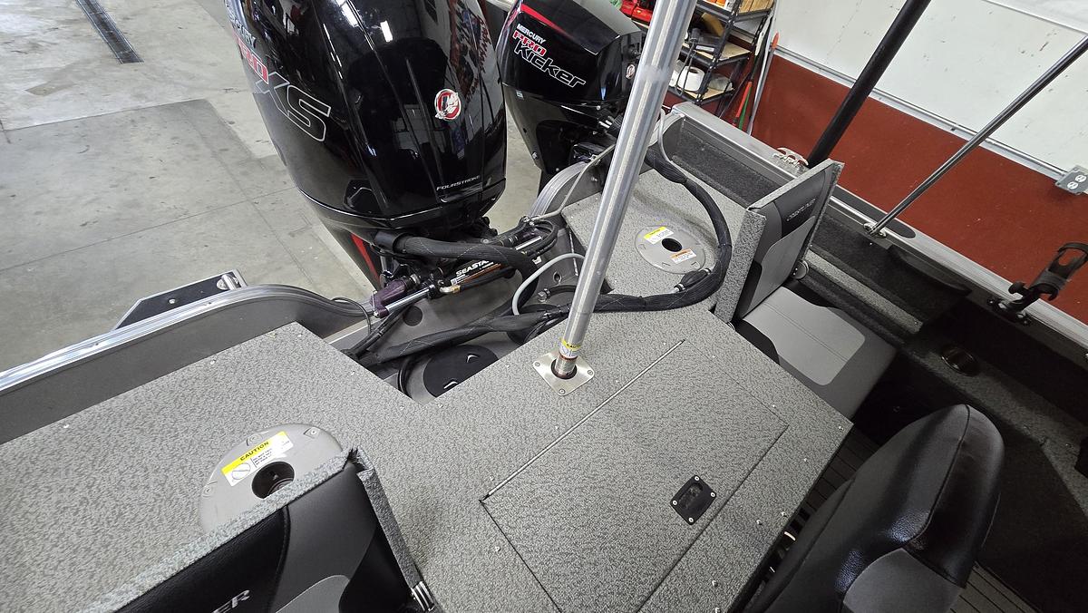 Used 2023 Crestliner 1750 Fish Hawk Platinum Edition