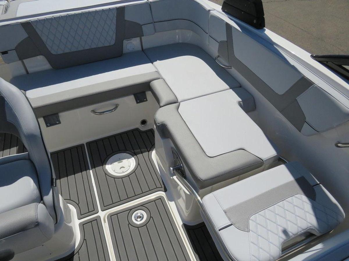 2025 Bayliner VR5 Bowrider