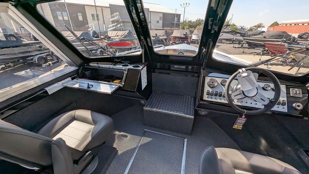 2025 Thunder Jet Alexis 24 OS