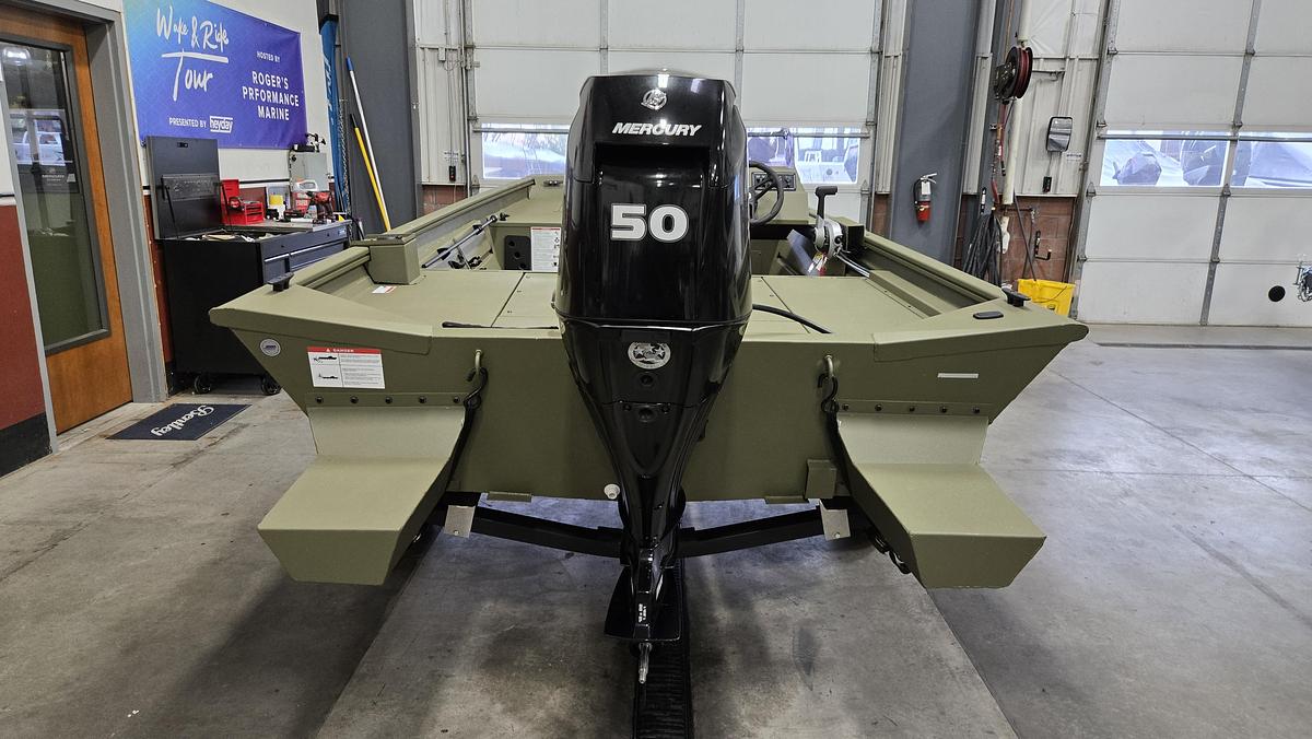 2027 Lund 1760 Predator