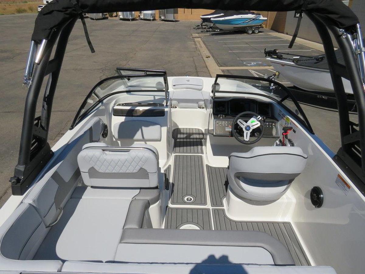 2025 Bayliner VR5 Bowrider