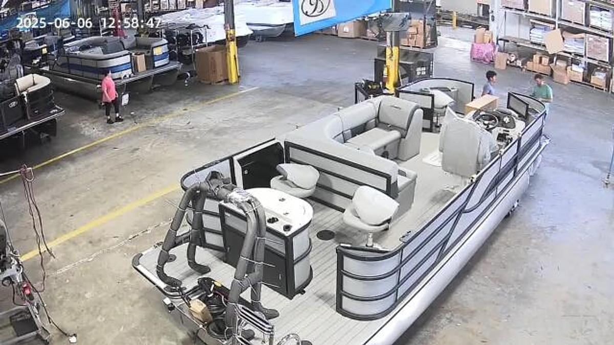 2026 Bentley 223 4PT Pontoon 3/4 Tube 