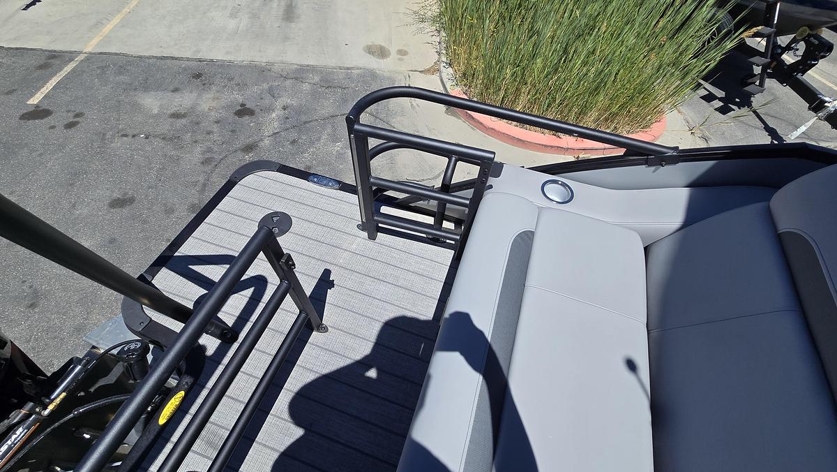 2026 Bentley Pontoons 243 Front Fish Swing Back