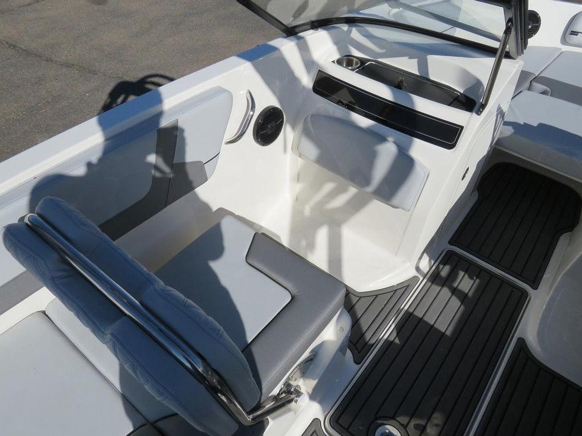 2025 Bayliner VR5 Bowrider