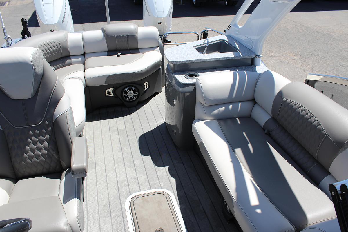 Used 2023 Avalon Excaliber LTD Elite Windsheild
