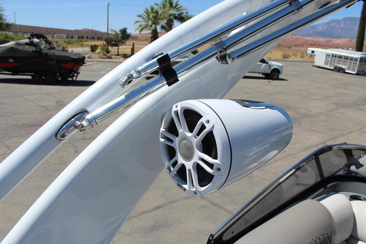 Used 2023 Avalon Excaliber LTD Elite Windsheild