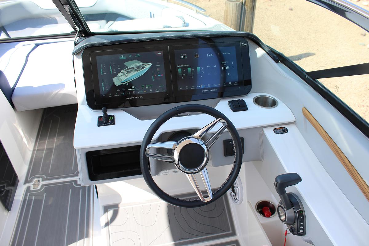 2026 Regal LS9 Surf Ultimate (Dealer Demo)