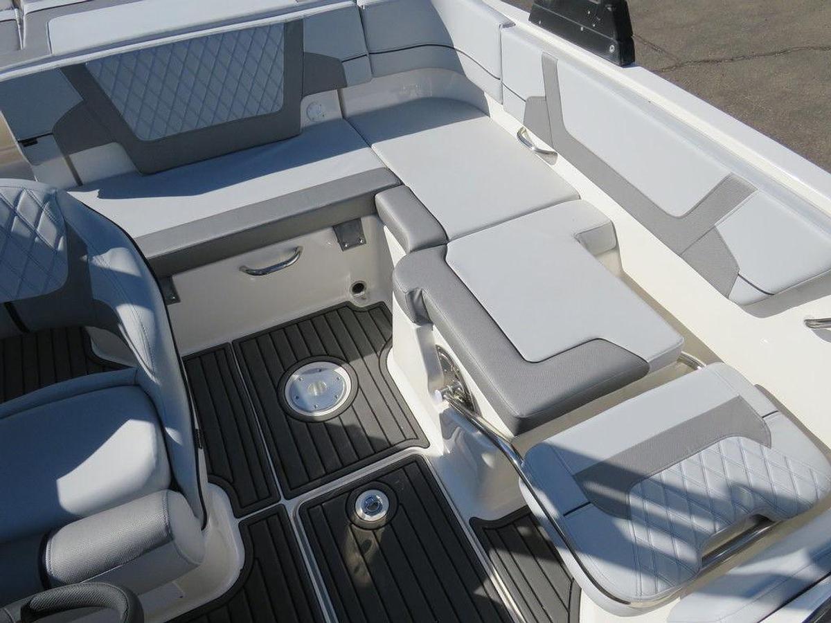 2025 Bayliner VR5 Bowrider