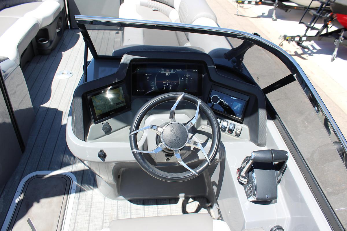 Used 2023 Avalon Excaliber LTD Elite Windsheild
