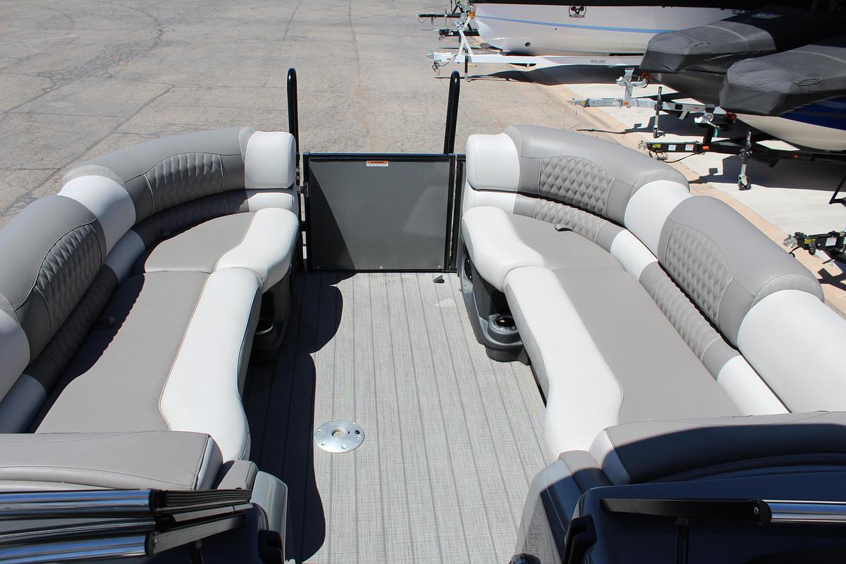 Used 2023 Avalon Excaliber LTD Elite Windsheild
