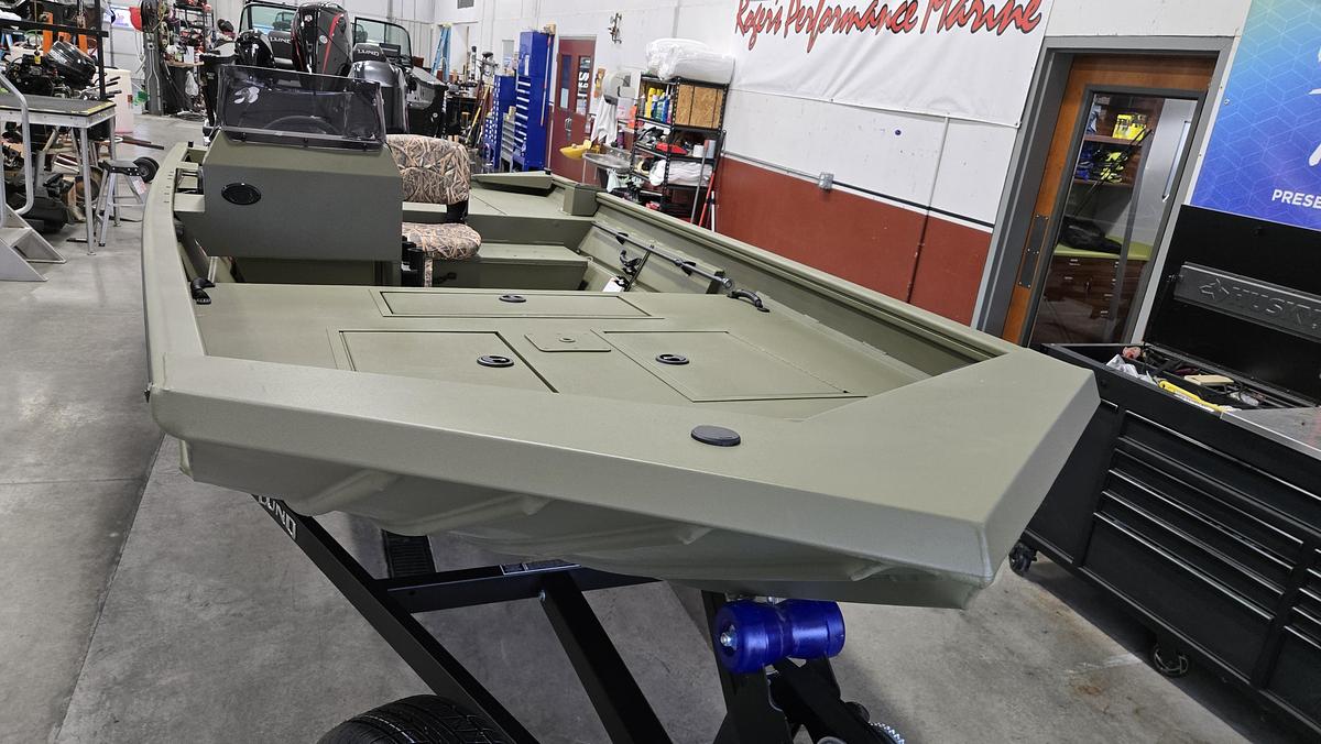 2027 Lund 1760 Predator