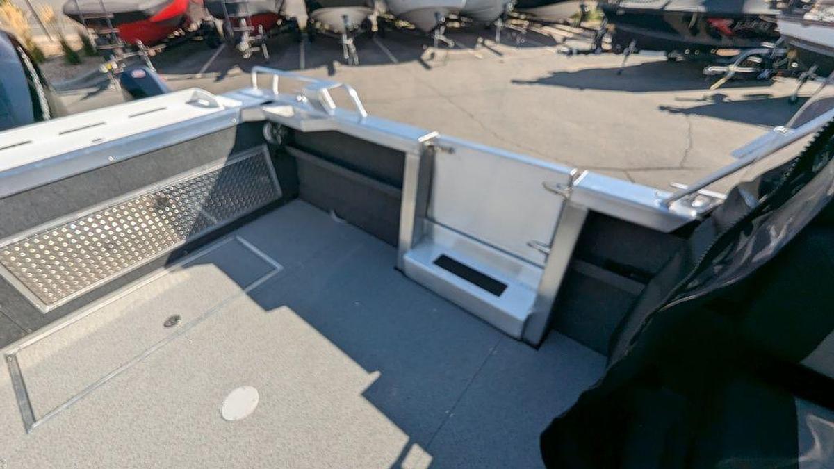 2025 Thunder Jet Alexis 24 OS