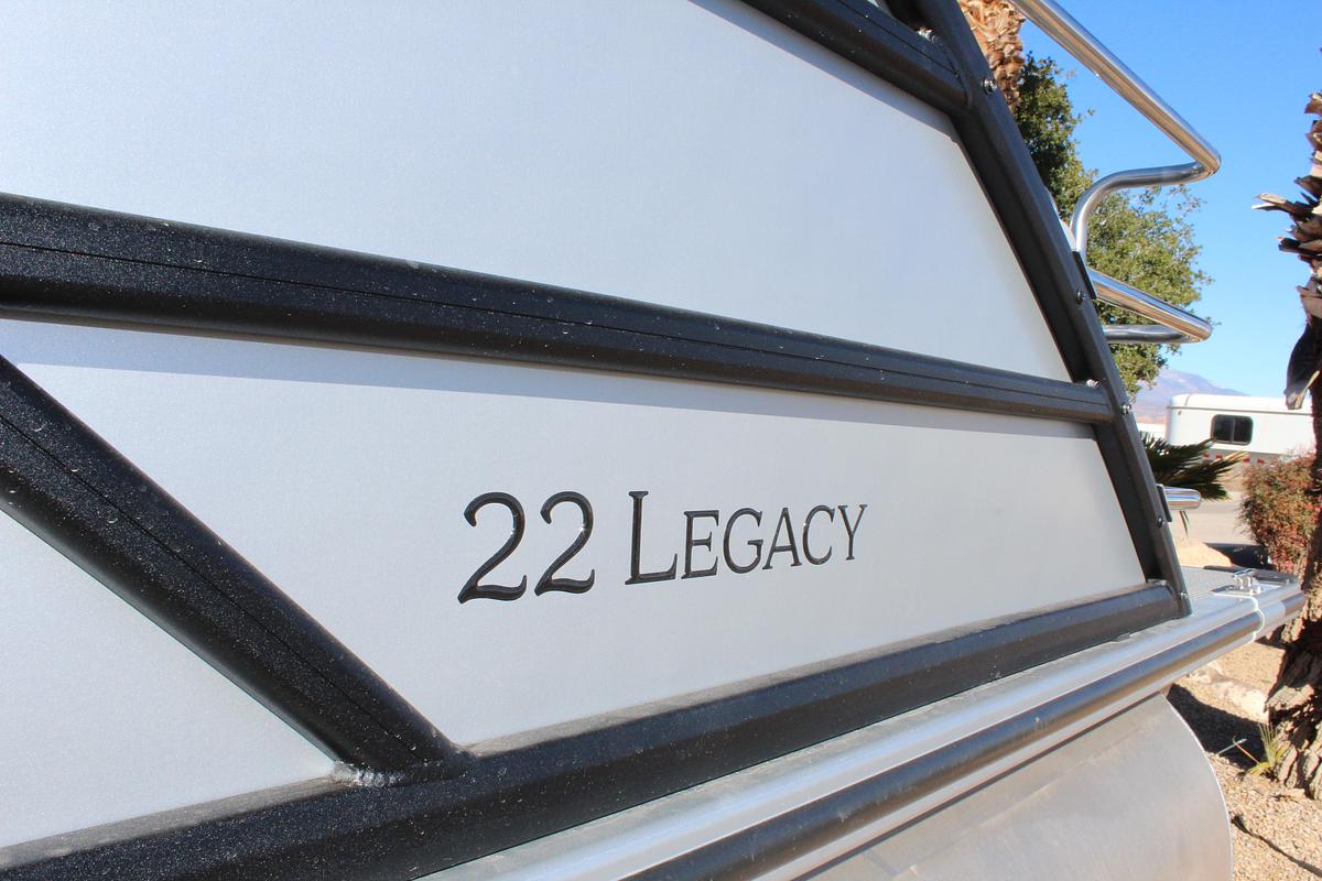 2026 Bentley Pontoons Legacy 220 Swingback