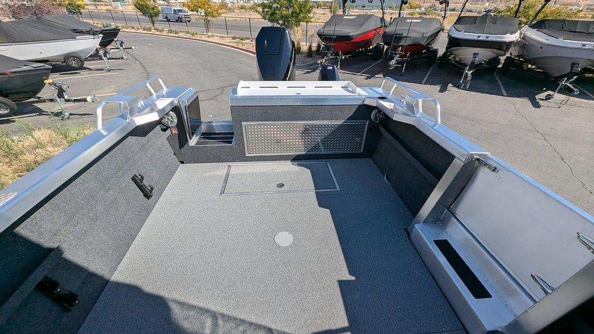 2025 Thunder Jet Alexis 24 OS