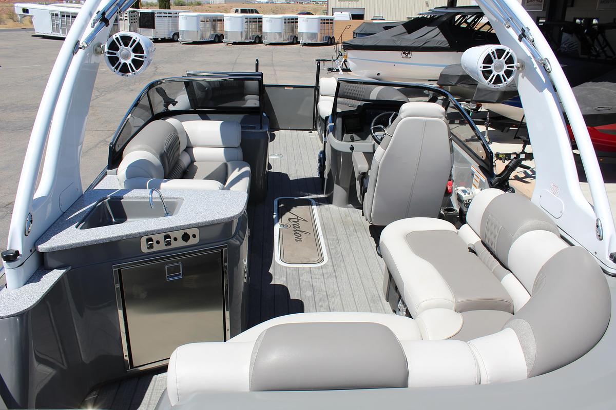 Used 2023 Avalon Excaliber LTD Elite Windsheild