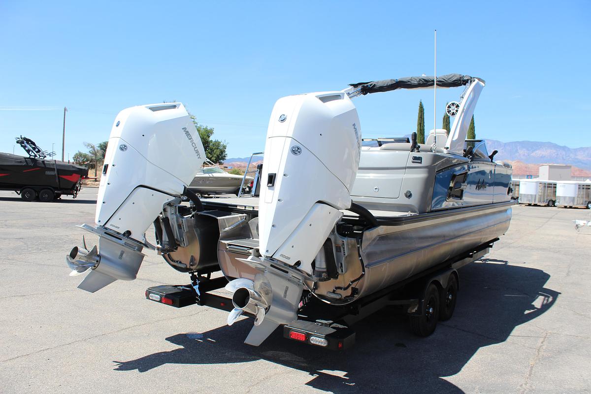 Used 2023 Avalon Excaliber LTD Elite Windsheild