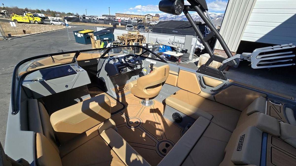 2025 Heyday Wake Boats WTSURF