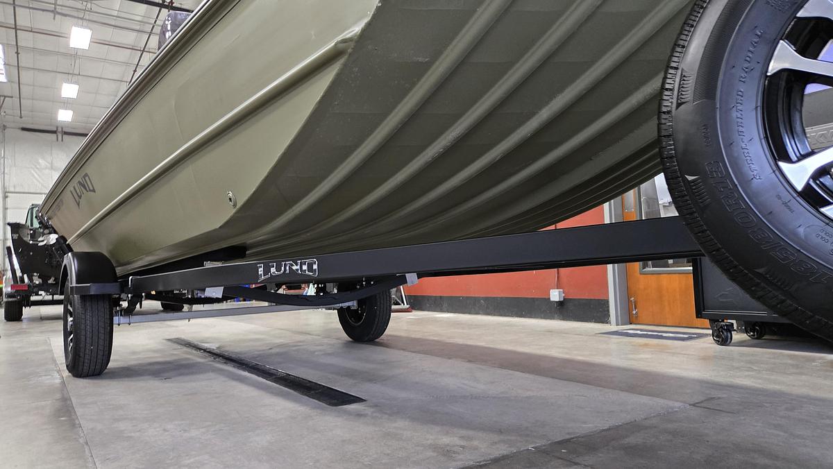 2027 Lund 1760 Predator