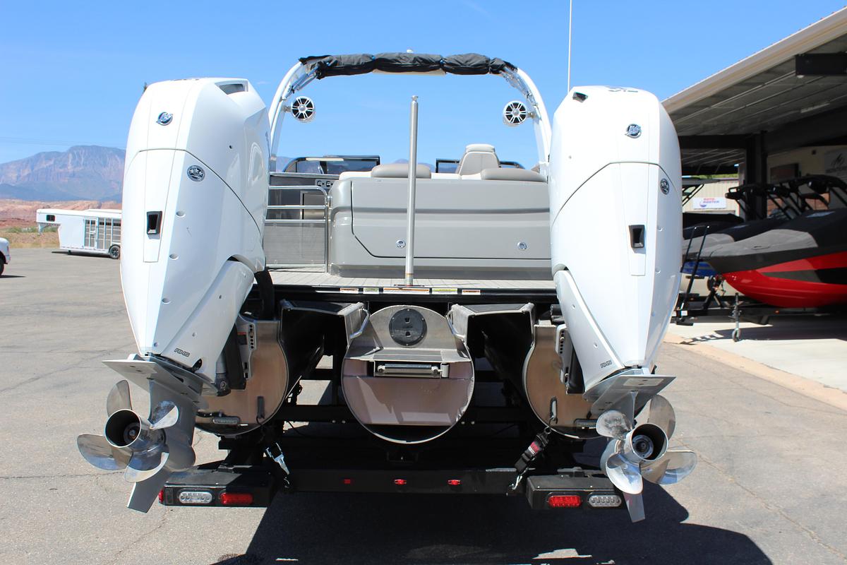 Used 2023 Avalon Excaliber LTD Elite Windsheild