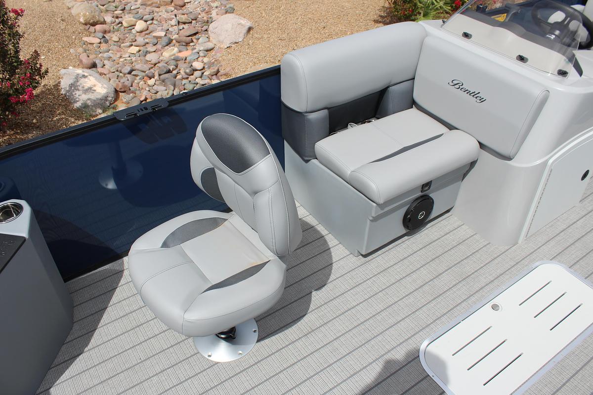 2026 Bentley Pontoons 243 Center Walk Thru Fish Tripple Toon