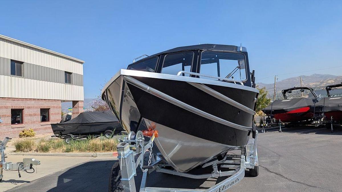 2025 Thunder Jet Alexis 24 OS