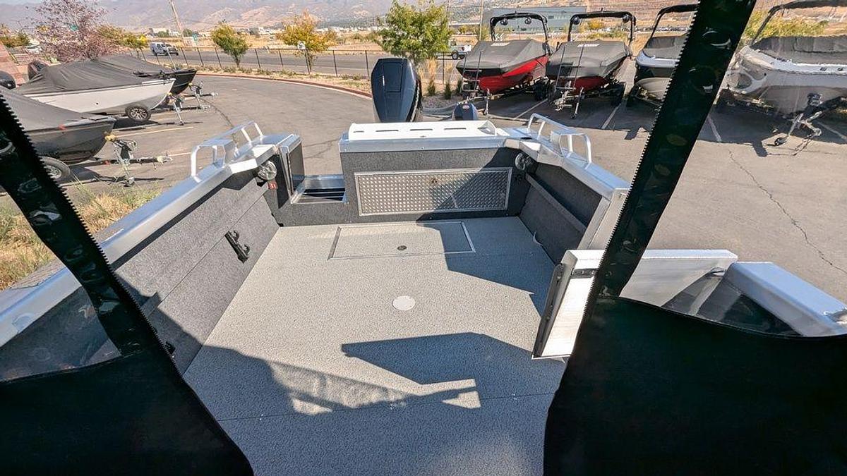 2025 Thunder Jet Alexis 24 OS