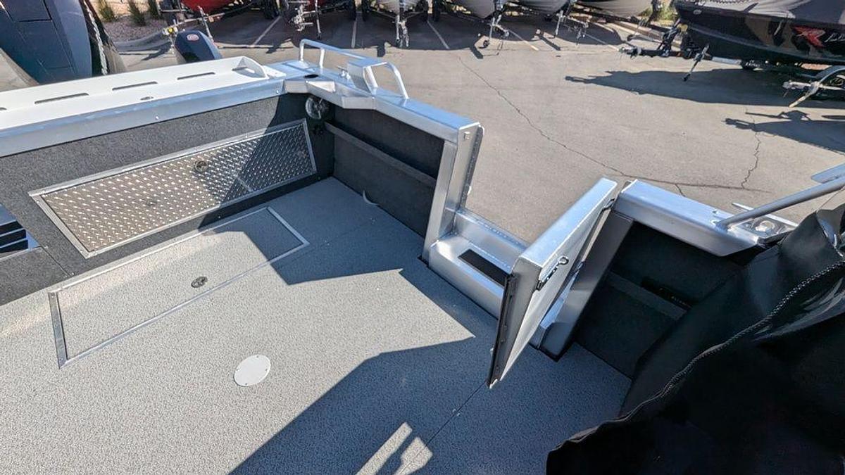 2025 Thunder Jet Alexis 24 OS