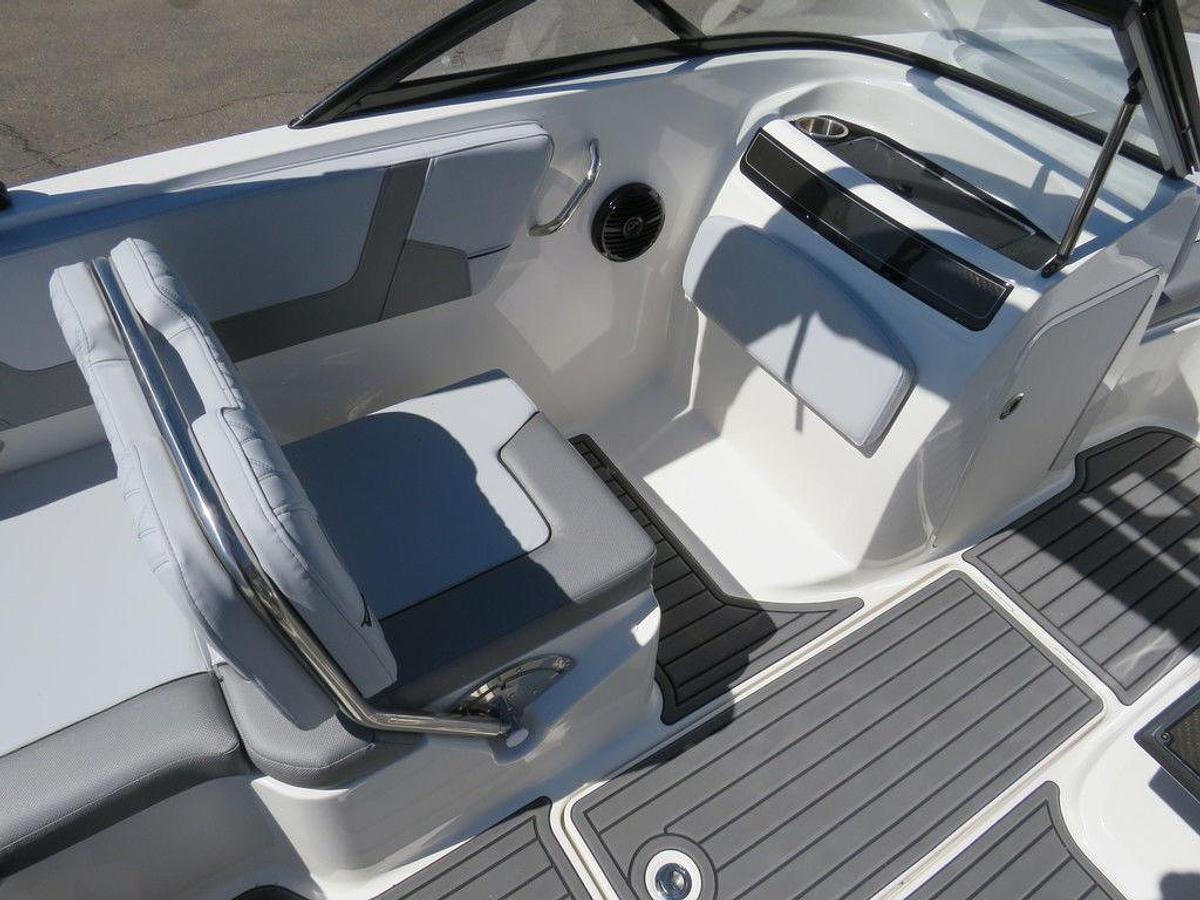 2025 Bayliner VR5 Bowrider