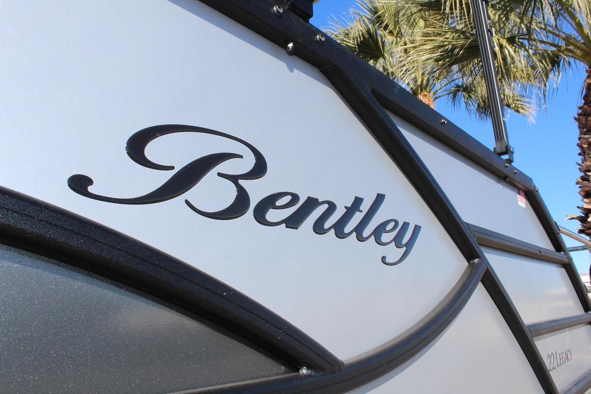 2026 Bentley Pontoons Legacy 220 Swingback