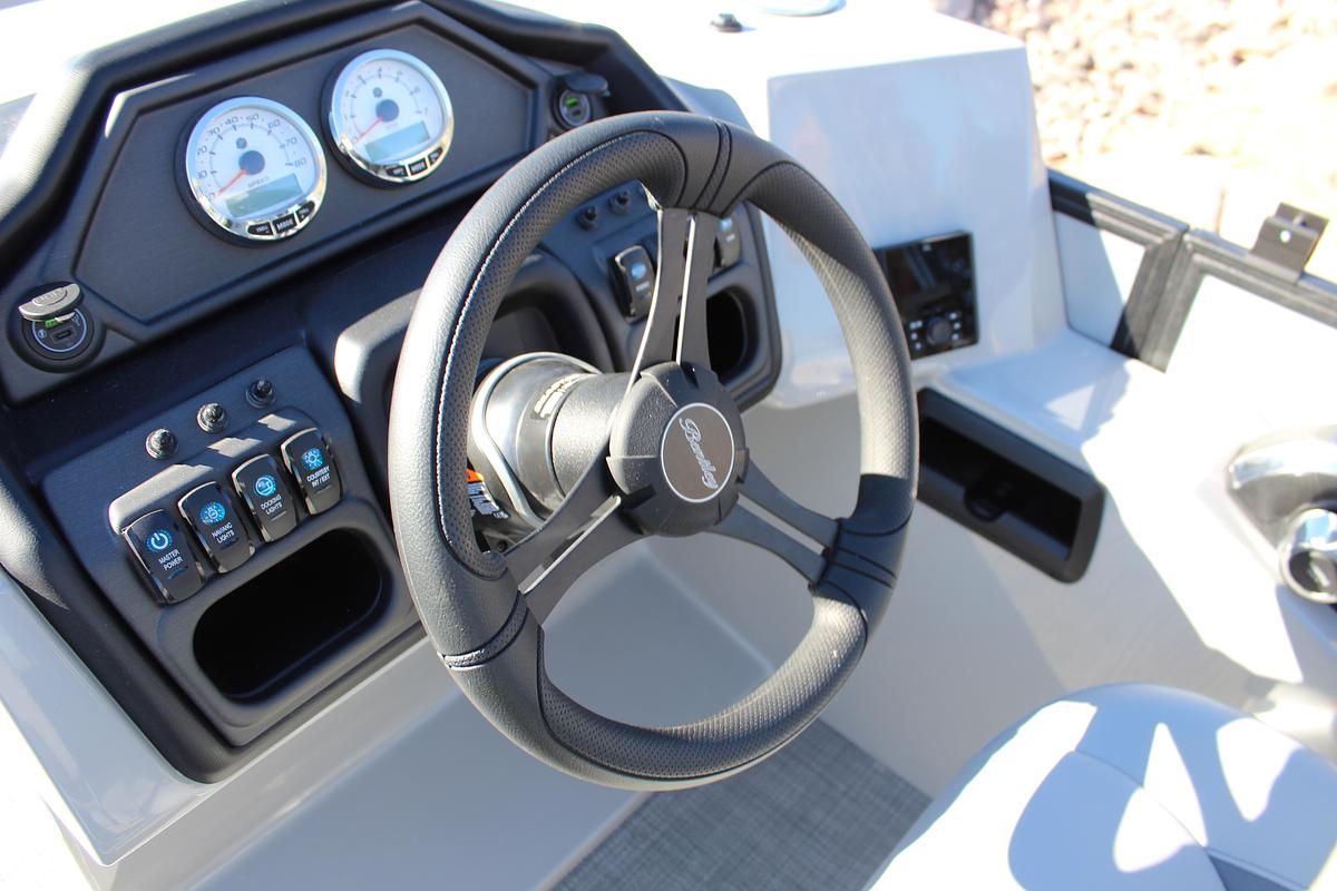 2026 Bentley Pontoons Legacy 220 Swingback