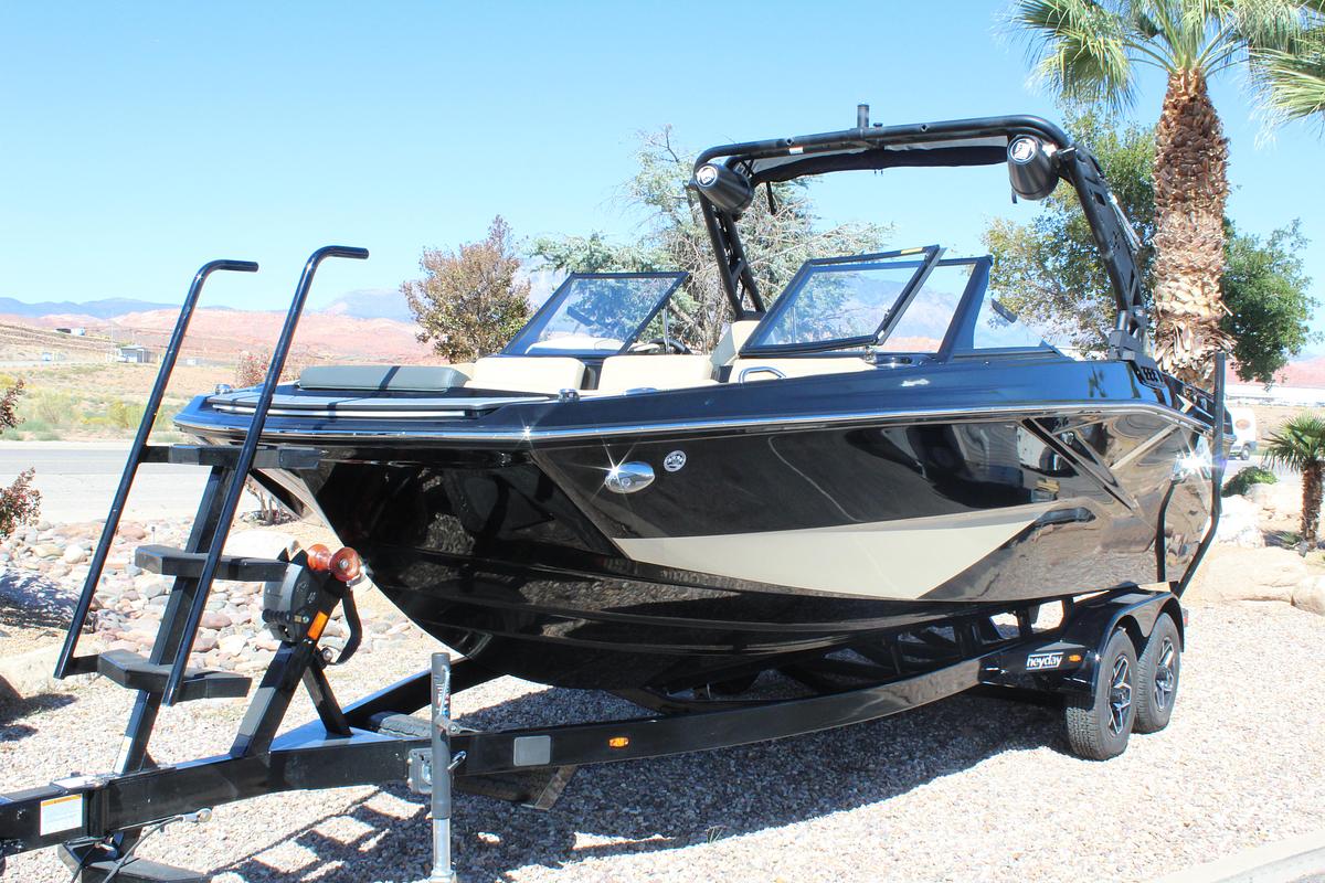 Heyday Wake Boats H22