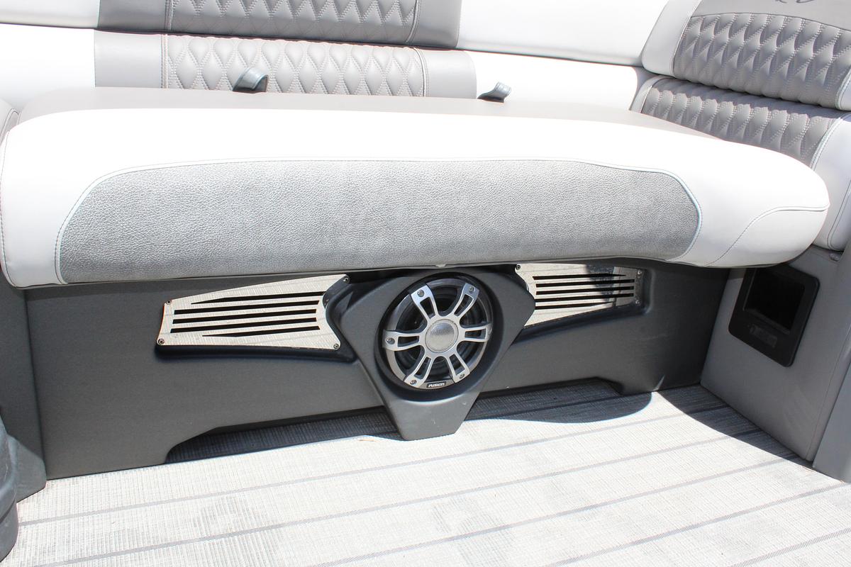 Used 2023 Avalon Excaliber LTD Elite Windsheild