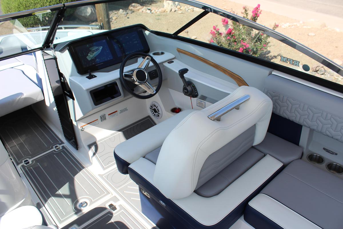 2026 Regal LS9 Surf Ultimate (Dealer Demo)