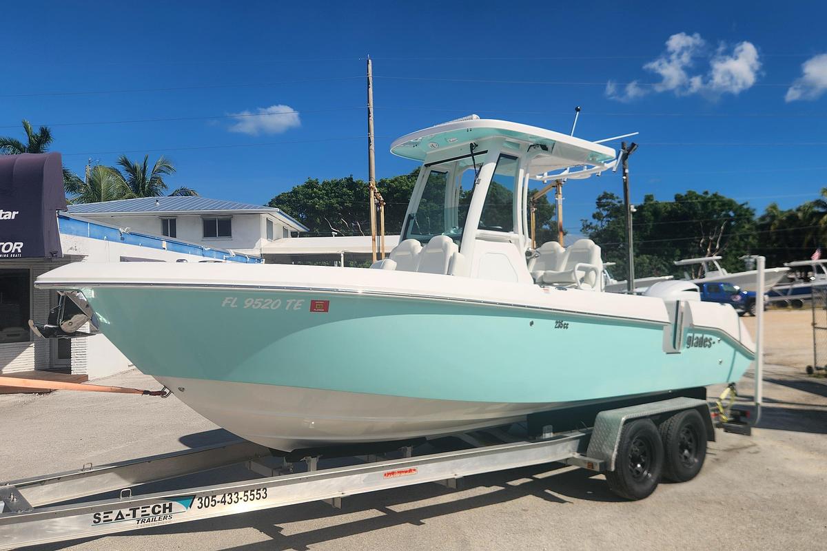 Used 2022 Everglades 235 Center Console