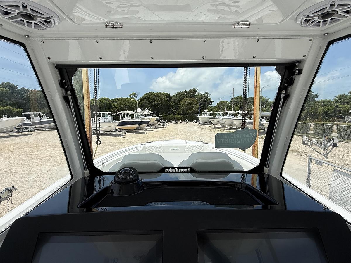 Used 2027 Everglades 315 Center Console