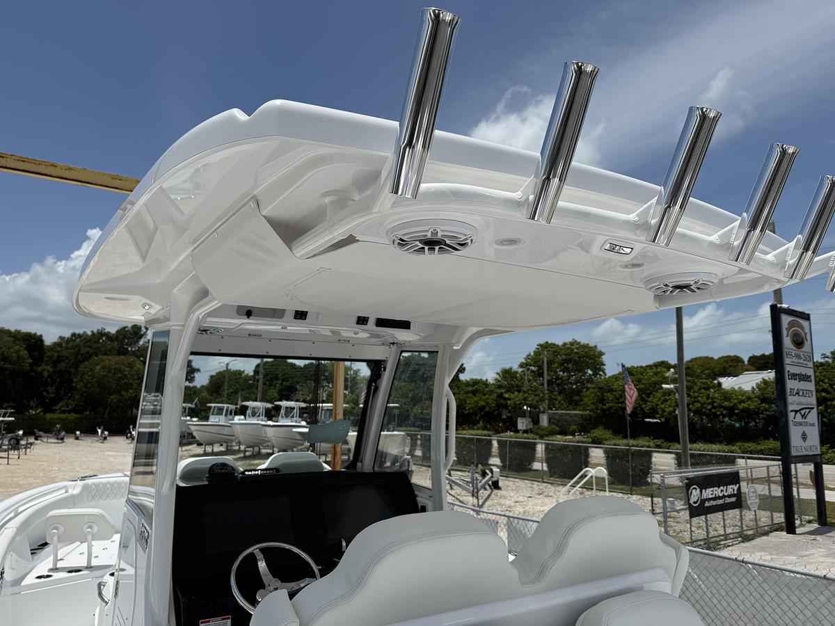 Used 2027 Everglades 315 Center Console