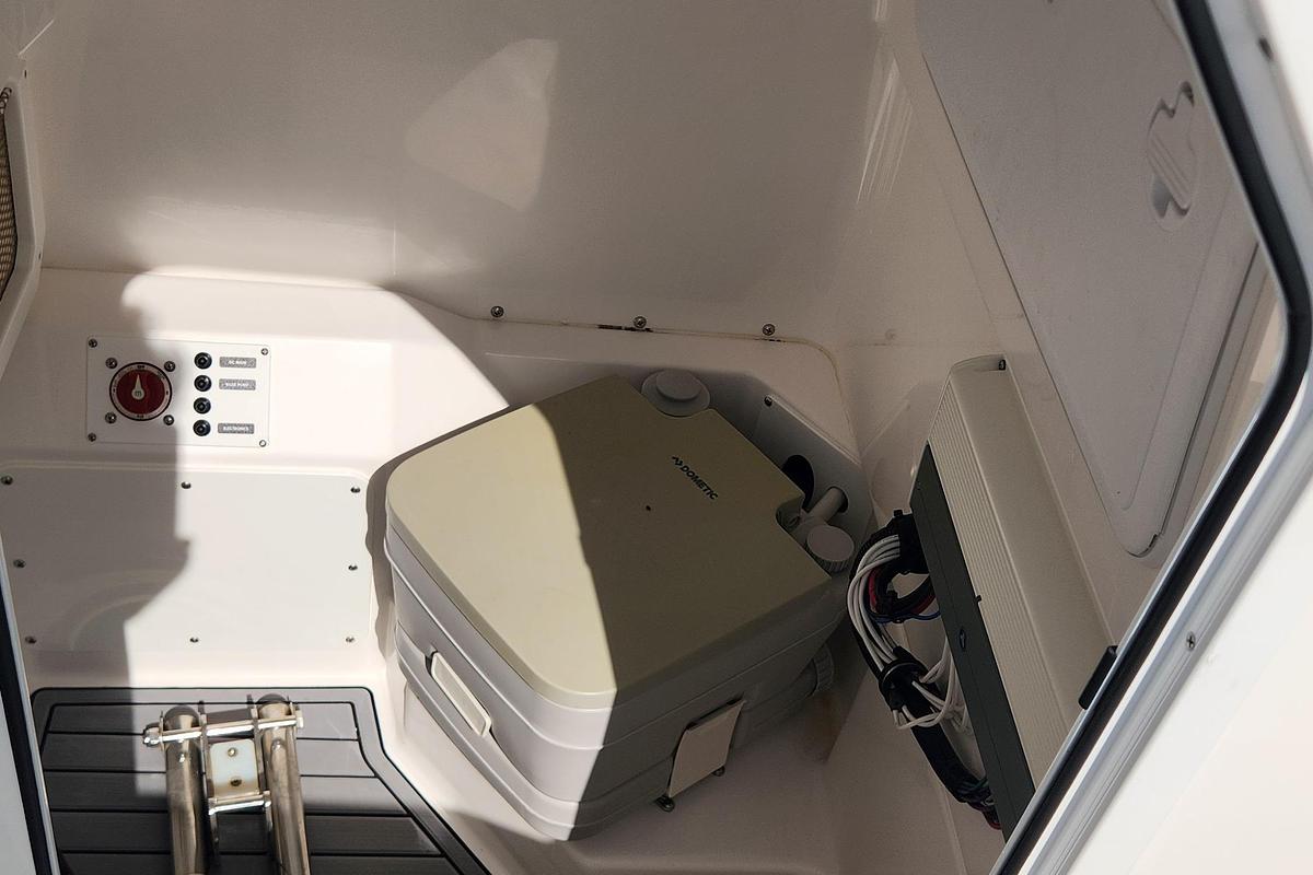 Used 2022 Everglades 235 Center Console