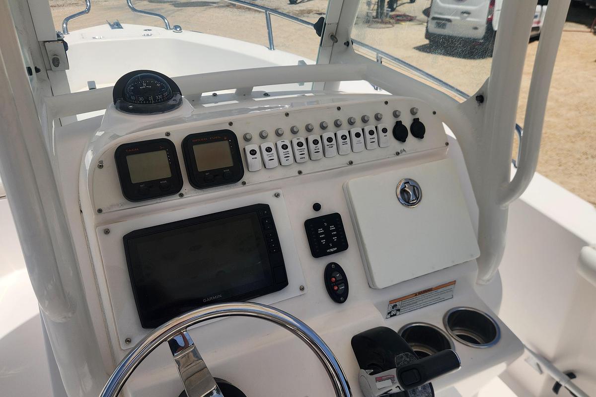 Used 2011 Everglades 230 Center Console