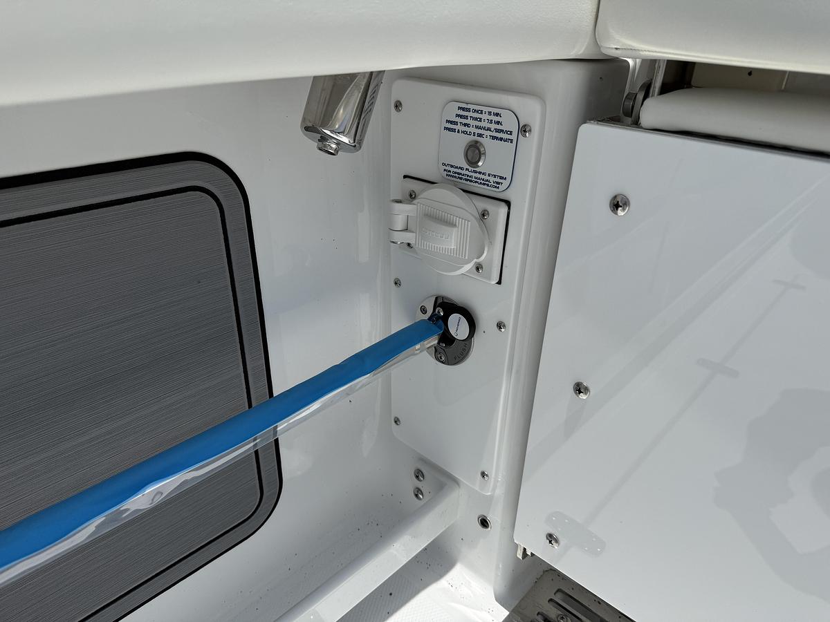 Used 2027 Everglades 315 Center Console