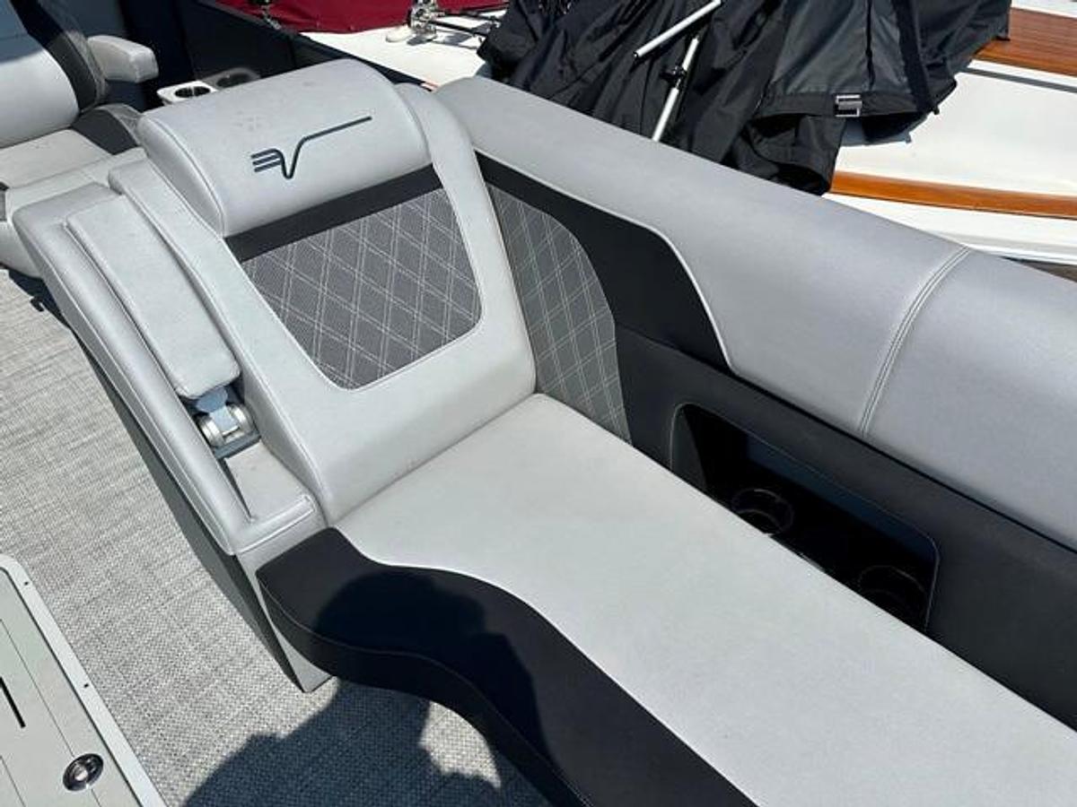 2024 Vanderbilt 700 T