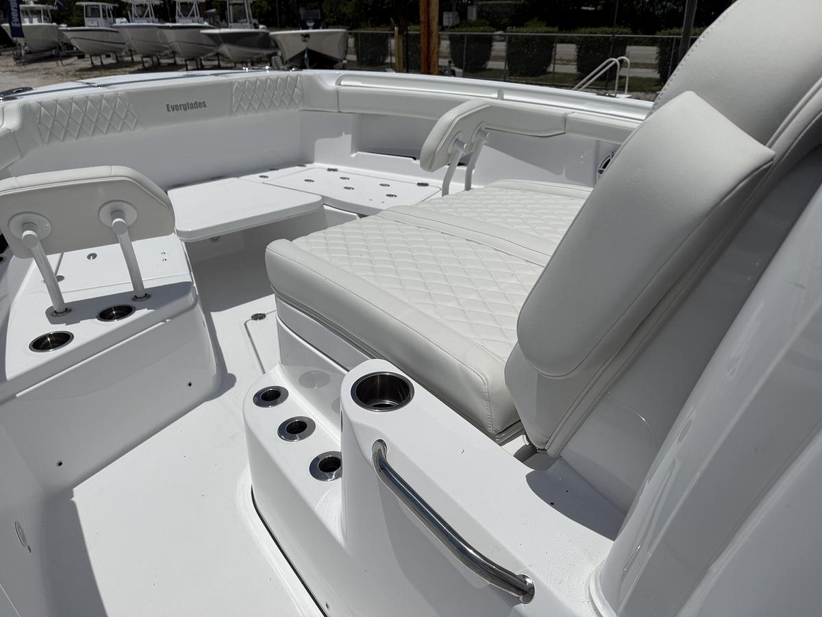 Used 2027 Everglades 315 Center Console