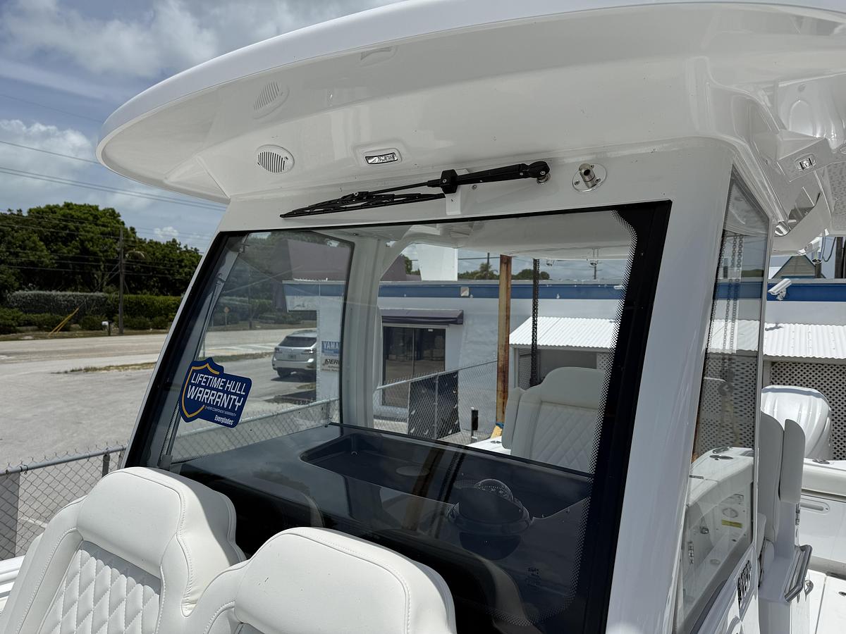 Used 2027 Everglades 315 Center Console