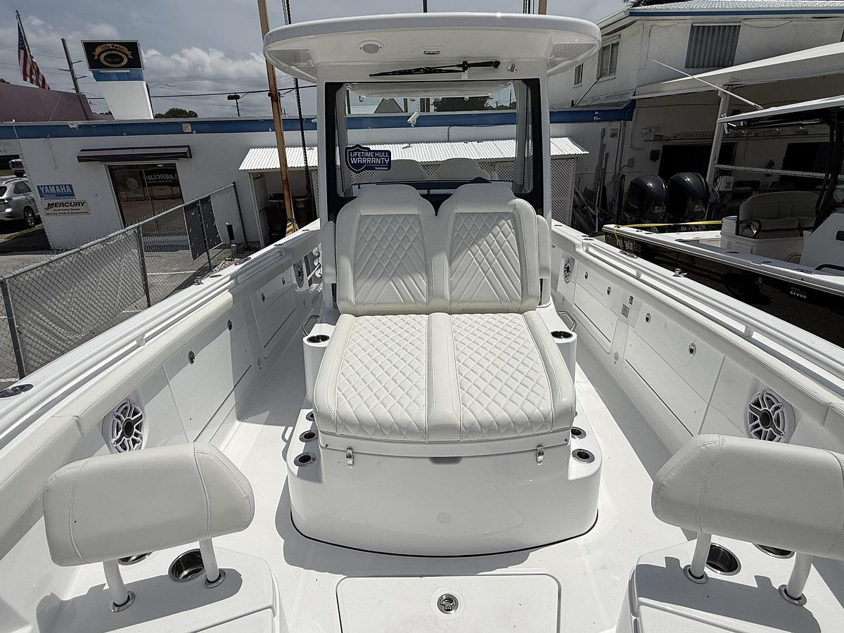 Used 2027 Everglades 315 Center Console