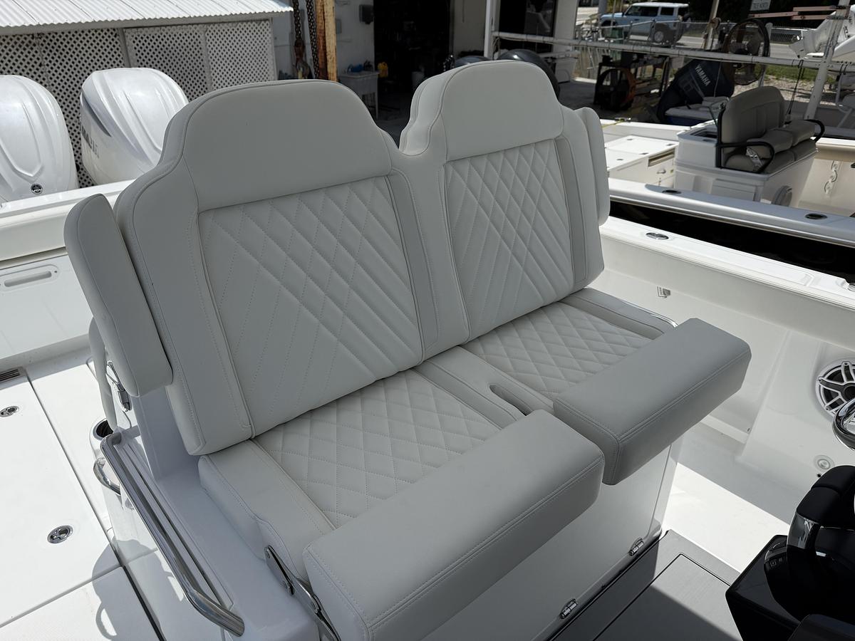Used 2027 Everglades 315 Center Console