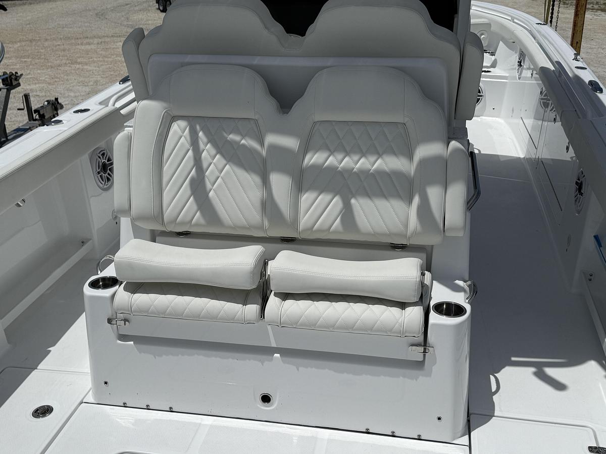 Used 2027 Everglades 315 Center Console