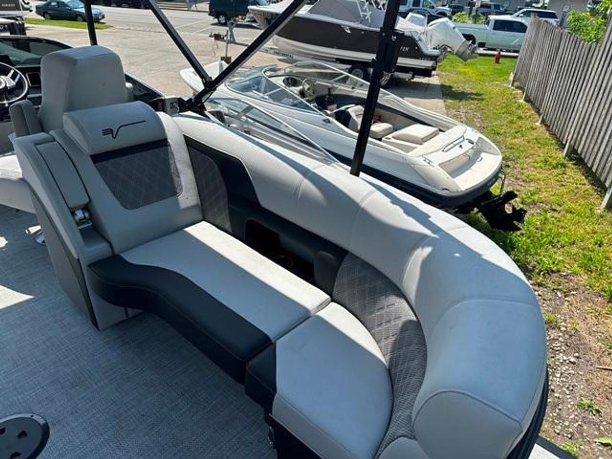 2024 Vanderbilt 700 T