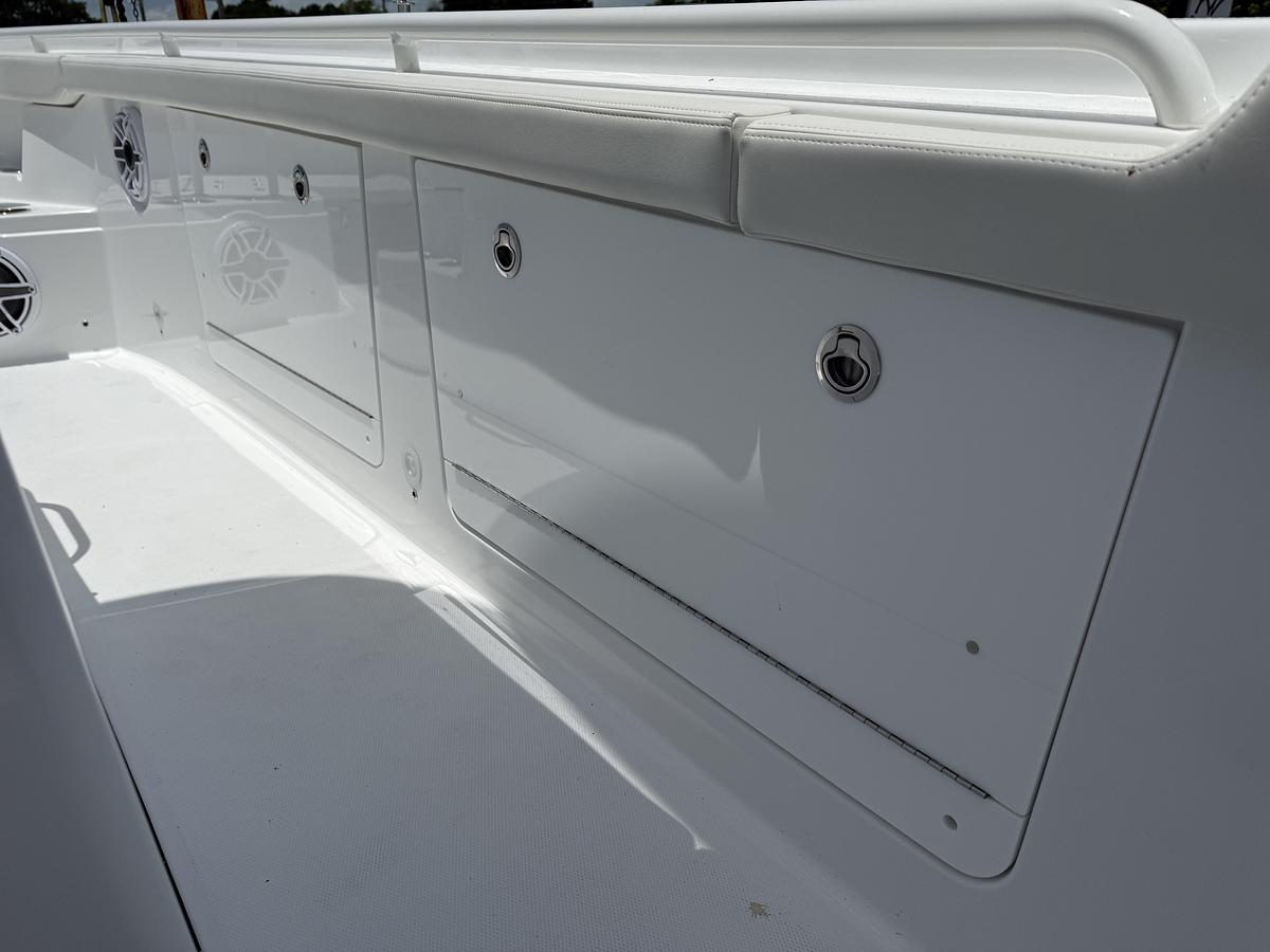 Used 2027 Everglades 315 Center Console