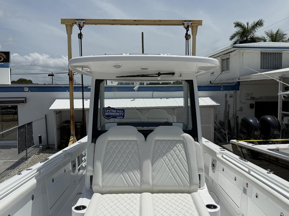 Used 2027 Everglades 315 Center Console