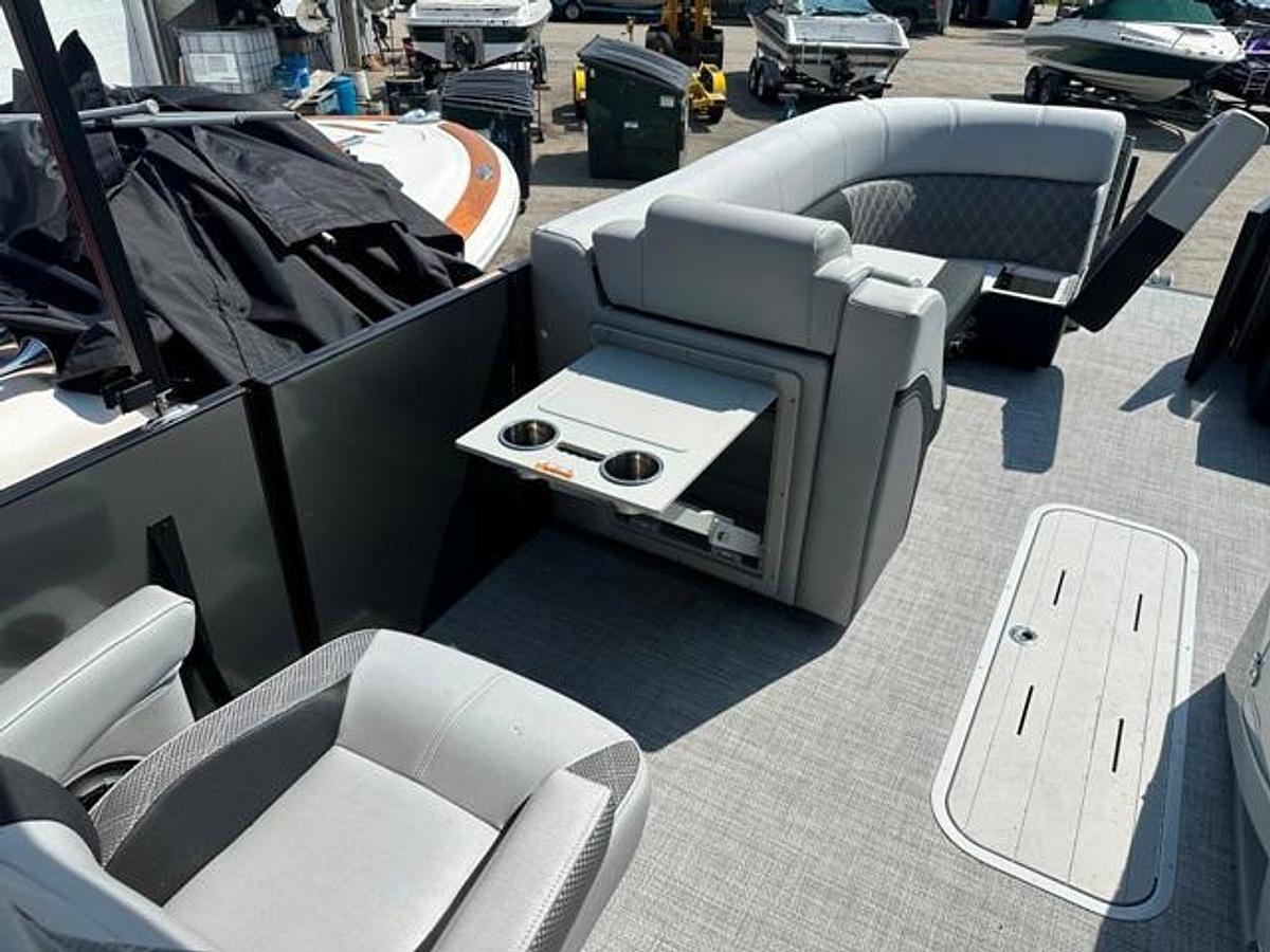 2024 Vanderbilt 700 T