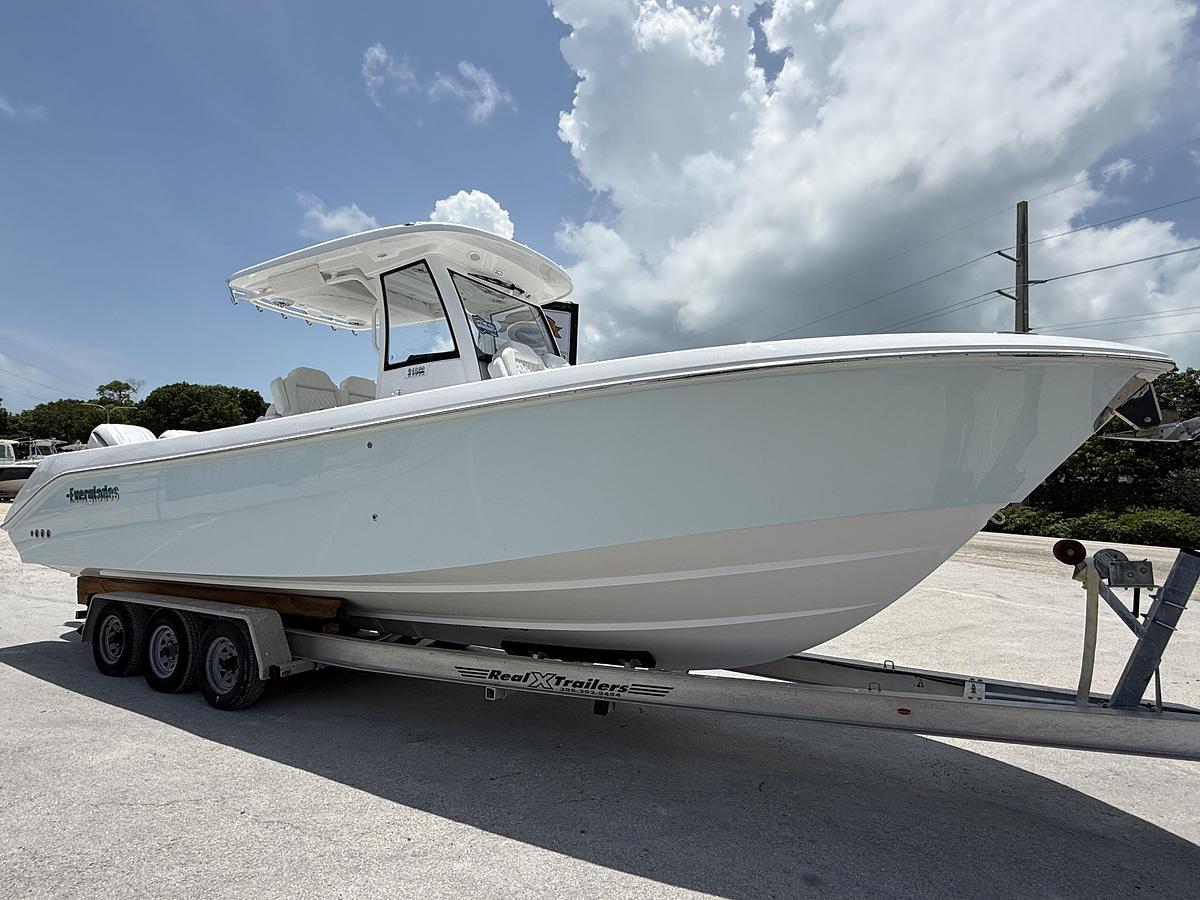 Used 2027 Everglades 315 Center Console